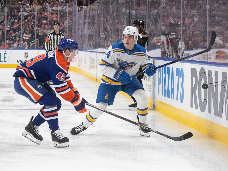 Dalibor Dvorský (vpravo), bráni ho Ty Emberson z Edmontonu Oilers