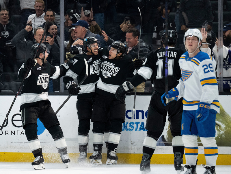 Hokejisti LA Kings oslavujú gól