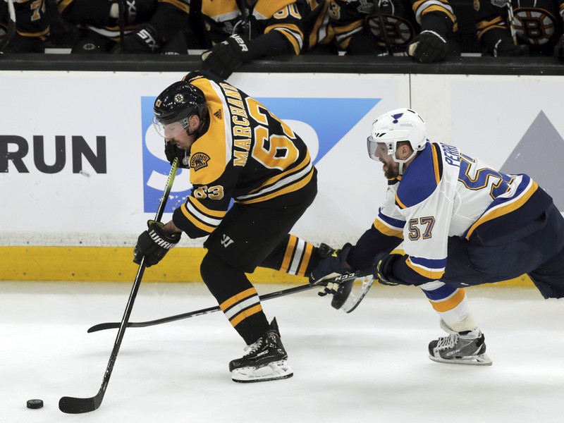 Brad Marchand pred Davidom Perronom 