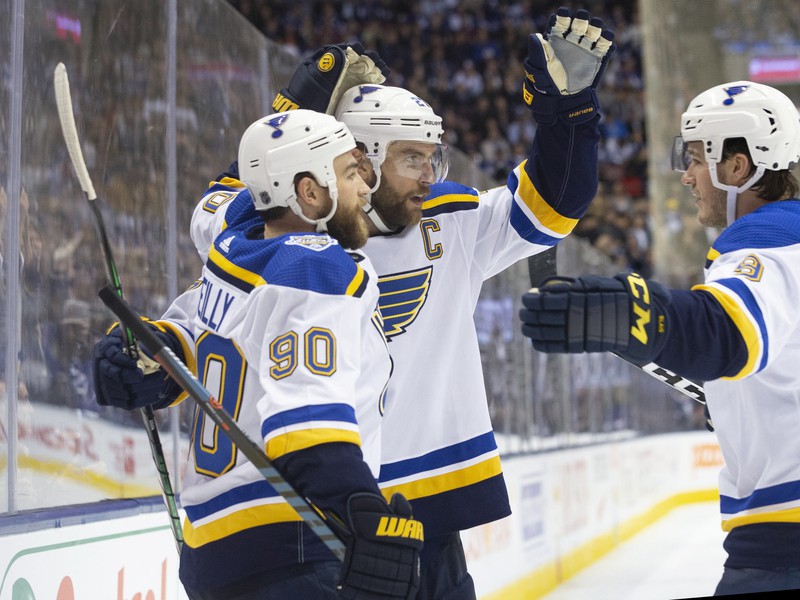 Alex Pietrangelo oslavuje s Ryanom O'Reillym a Sammym Blaisom