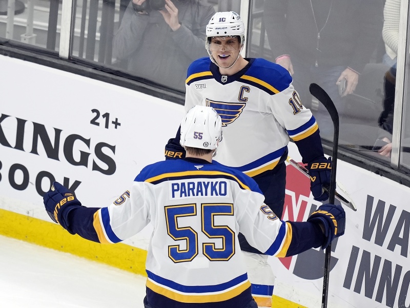 Brayden Schenn a Colton Parayko oslavujú gól