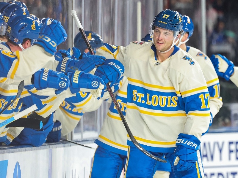Cam Fowler oslavuje gól so spoluhráčmi