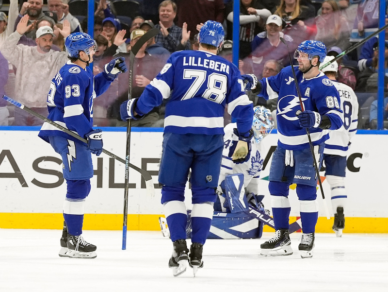 Nikita Kučerov (86) si pripísal 700. asistenciu v základnej časti NHL