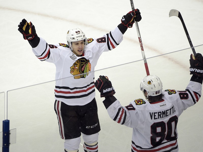 Antoine Vermette a Teuvo Teräväinen oslavujú víťazný gól Chicaga
