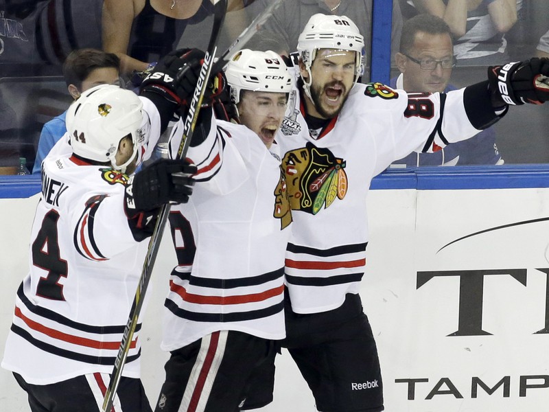 Zľava: Antoine Vermette (80), Teuvo Teravainen a Kimmo Timonen