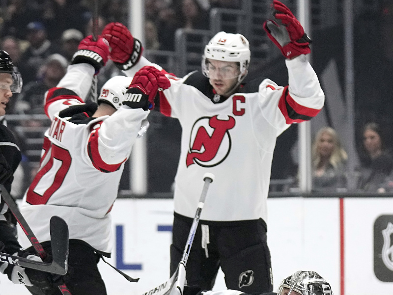 Tomáš Tatar a Nico Hischier oslavujú gól Devils