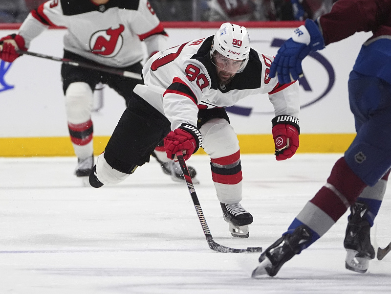Tomáš Tatar v súboji o puk v zápase medzi New Jersey Devils a Coloradom Avalanche