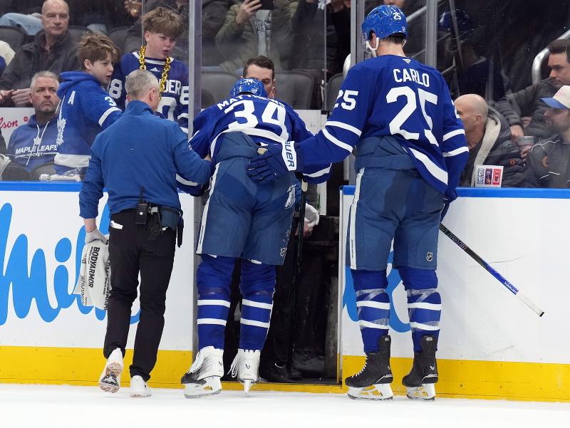Zranený Auston Matthews opúšťa ľadovú plochu