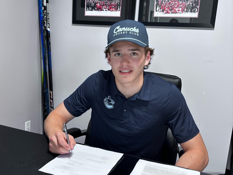  Braeden Cootes podpísal s Vancouverom Canucks trojročnú nováčikovskú zmluvu