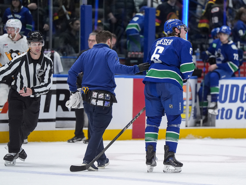 Útočník Vancouveru Canucks Brock Boeser nedohral zápas proti Pittsburghu 