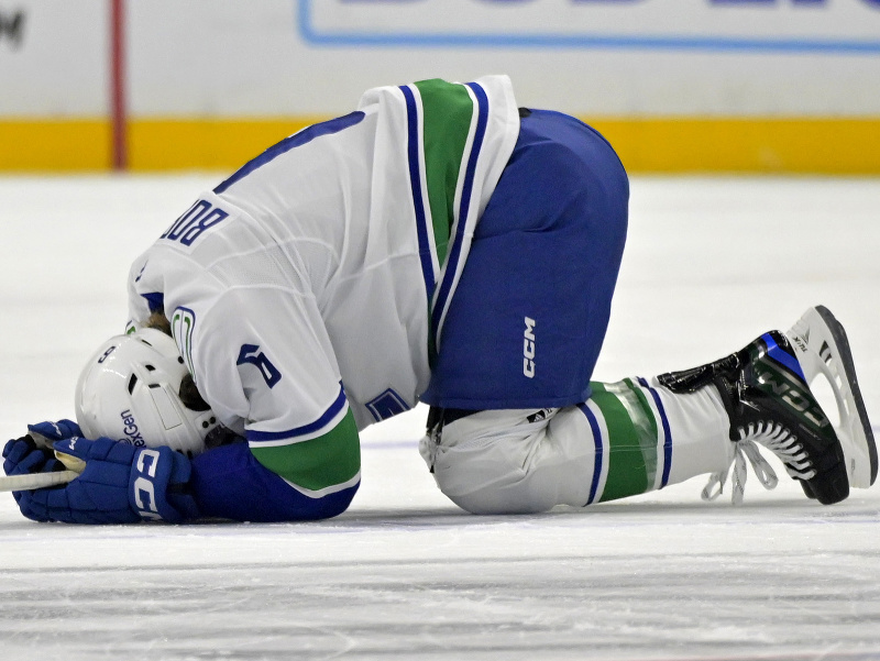 Útočník Vancouveru Canucks Brock Boeser na ľade po zákroku Tannera Jeannota z Los Angeles Kings