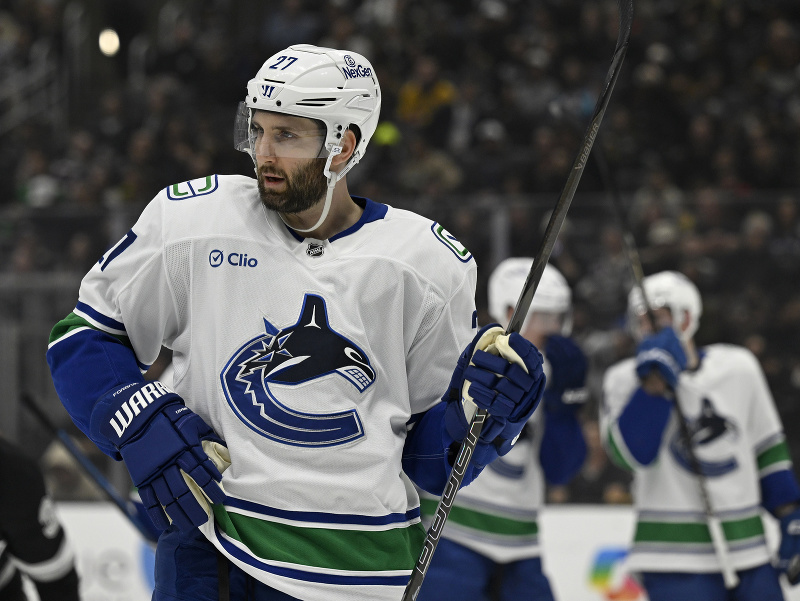Vancouver Canucks podpísal novú ročnú zmluvu s obrancom Derekom Forbortom