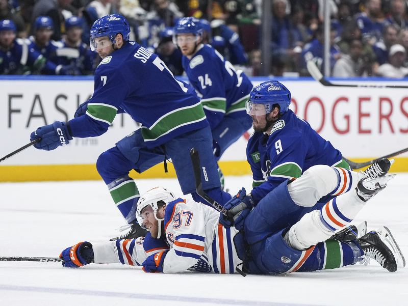 Connor McDavid pod tlakom J.T. Millera