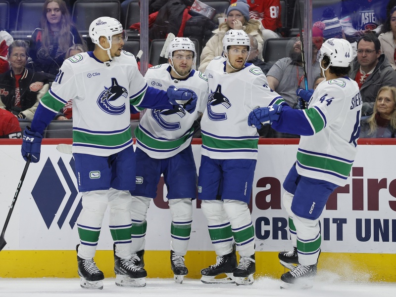 Radujúci sa hráči Vancouveru - zľava Dakota Joshua, Erik Brännstrom, Pius Suter a Kiefer Sherwood