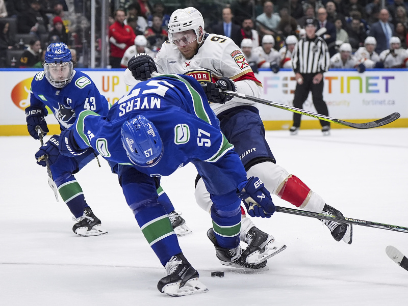 Tyler Myers a Sam Bennett v súboji