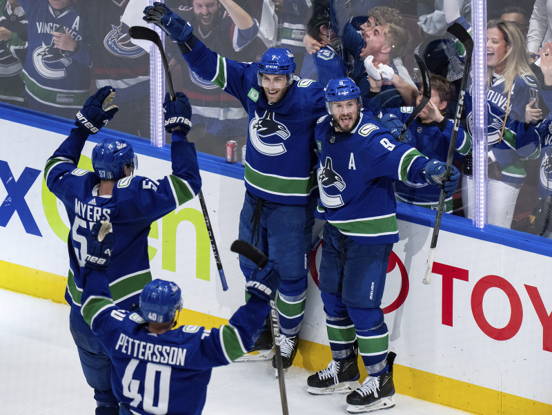Hokejisti Vancouveru Canucks oslavujú gól