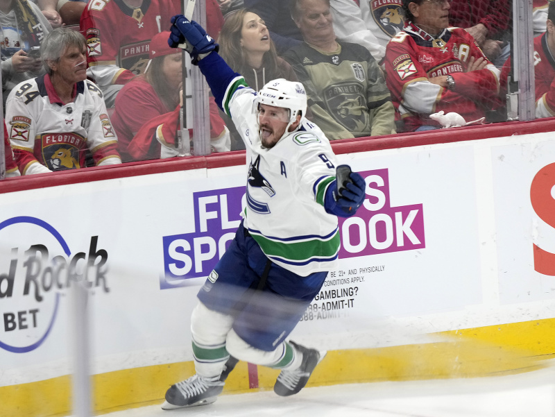 Jasajúci J.T. Miller, center Vancouveru Canucks