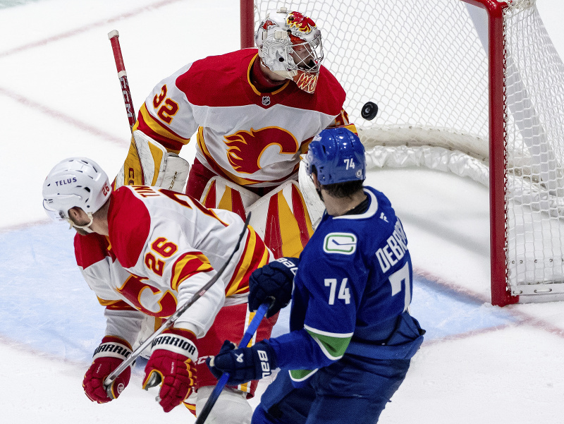 Hráč Vancouveru Jake DeBrusk (74) skóruje proti Calgary