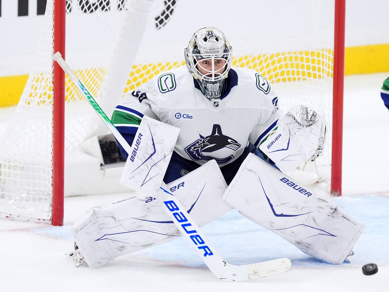 Český brankár Jiří Patera medzi žrďami Vancouveru Canucks
