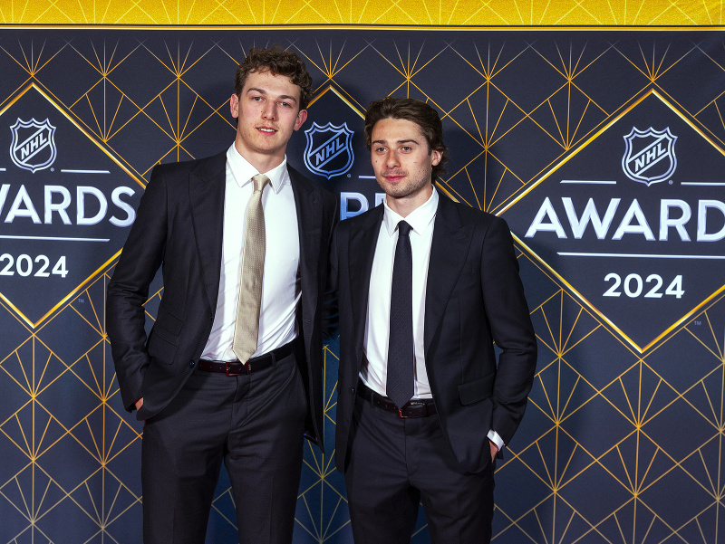 Bratia Quinn and Luke Hughesovci na galavečeri NHL