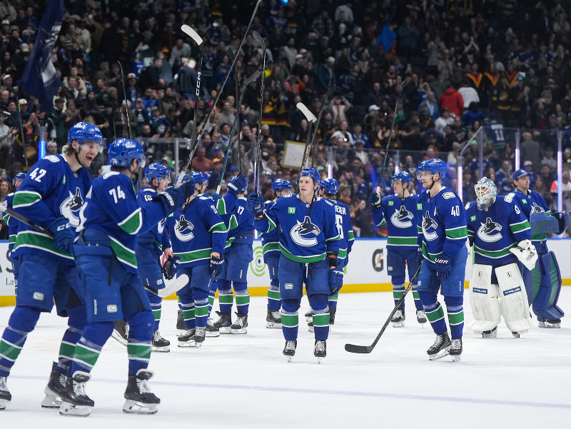 Hráči Vancouveru Canucks ďakujú fanúšikom za celosezónnu podporu