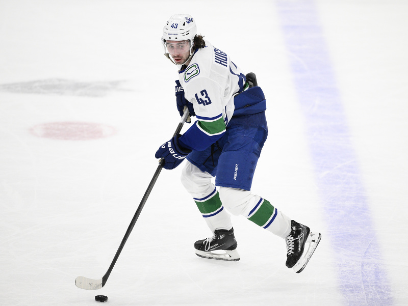 Americký obranca Quinn Hughes