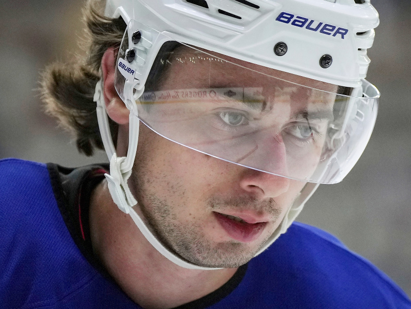 Obranca Quinn Hughes v tréningovom kempe Vancouveru Canucks