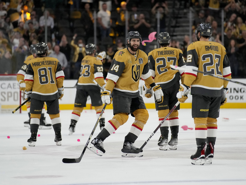 Na snímke hráči Vegas Golden Knights oslavujú víťazstvo v druhom zápase finále play-off hokejovej NHL Vegas Golden Knights - Florida Panthers 