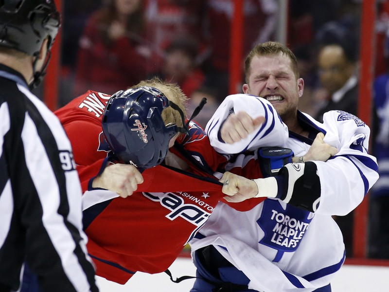 Colton Orr a John Erskine (4) v pästnom súboji