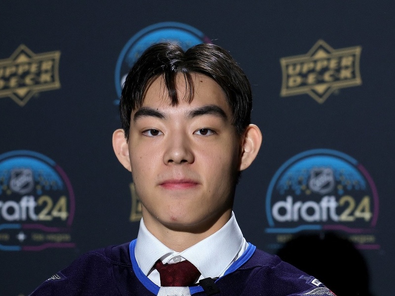 Hokejista Kevin He sa stal prvým Číňanom, ktorý podpísal zmluvu v NHL. 