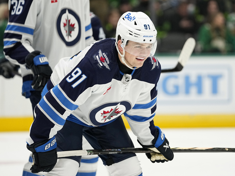 Útočník Winnipegu Cole Perfetti