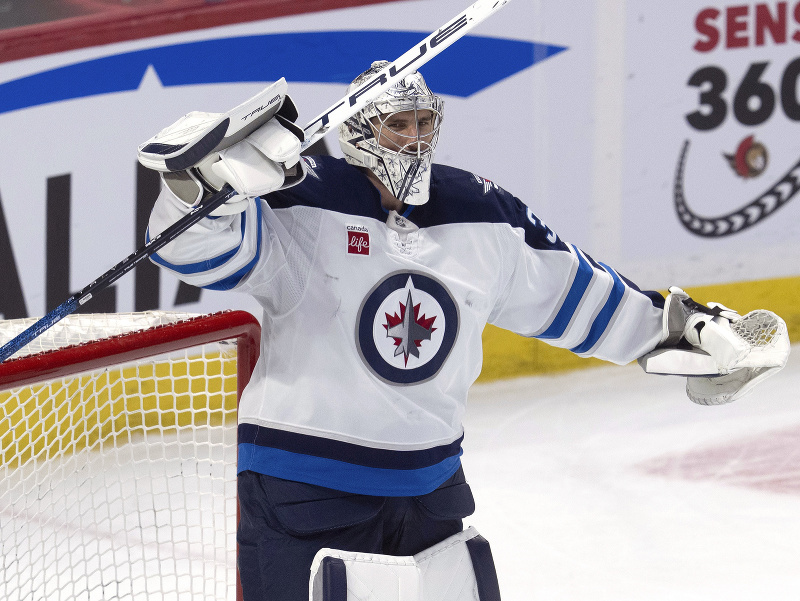 Connor Hellebuyck sa teší z výhry Winnipegu
