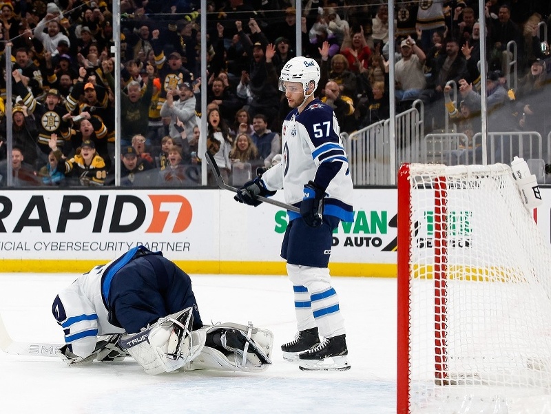 Brankár Connor Hellebuyck a jeho spluhráč Elias Salomonsson