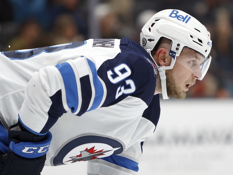 Fínsky hokejista Kristian Vesalainen v drese Winnipegu