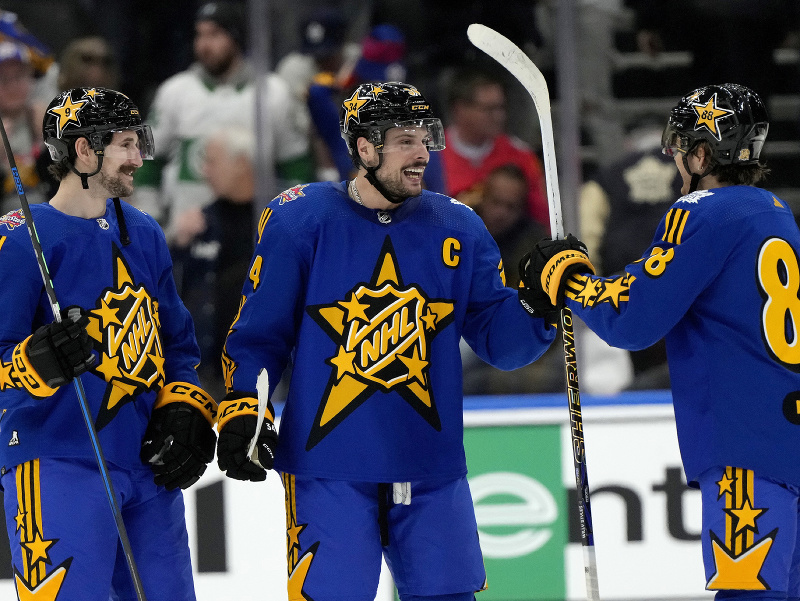 Auston Matthews, Clayton Keller a William Nylander Počas zápasu hviezd NHL