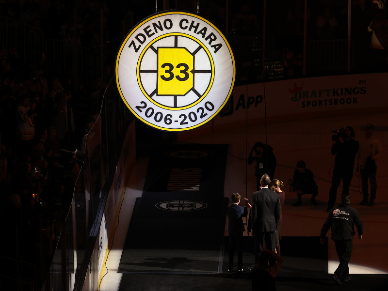 Boston Bruins slávnostne vyradil dres s číslom 33 slovenskej legendy Zdena Cháru