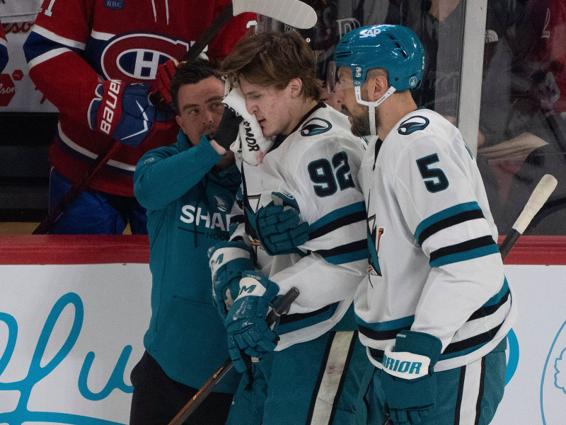 Zranený ruský hokejový útočník Igor Černyšov zo San Jose Sharks