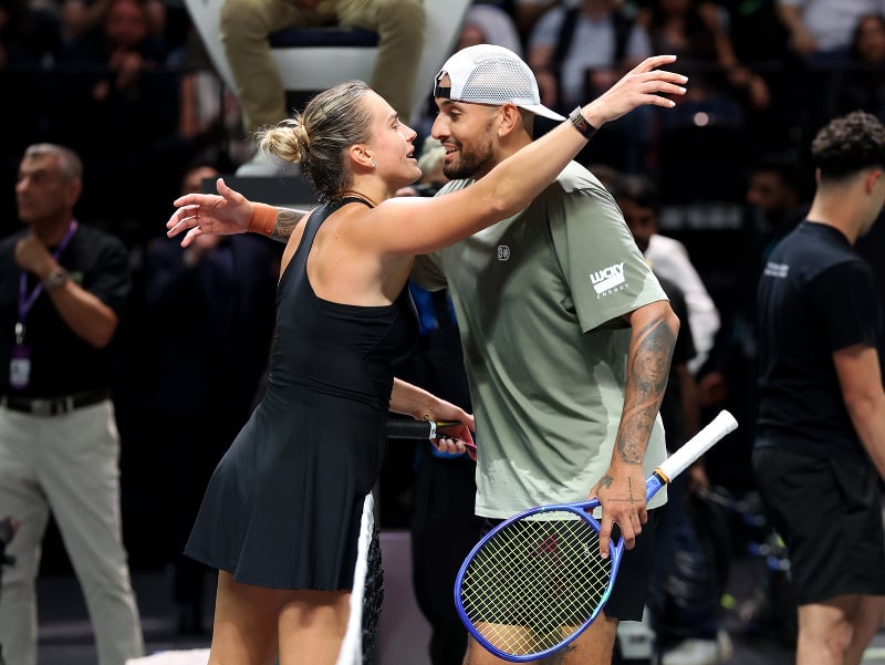 Bieloruská tenistka Aryna Sabalenková a austrálsky tenista Nick Kyrgios sa objímajú po tenisovom exhibičnom zápase 