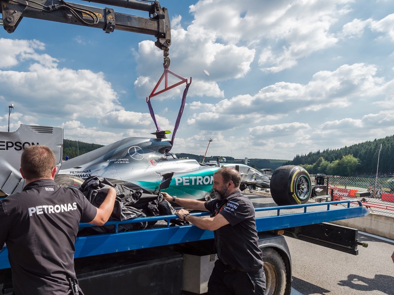 Nico Rosberg aj napriek nehode v obrovskej rýchlosti ovládol obidva tréningy v Spa