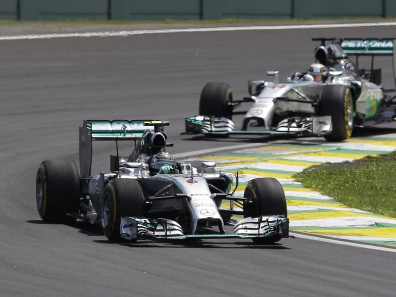 Nico Rosberg pred tímovým kolegom Lewisom Hamiltonom