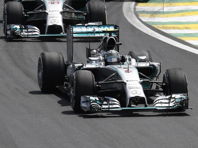 Nico Rosberg a Lewis Hamilton, za nimi Romain Grosjean
