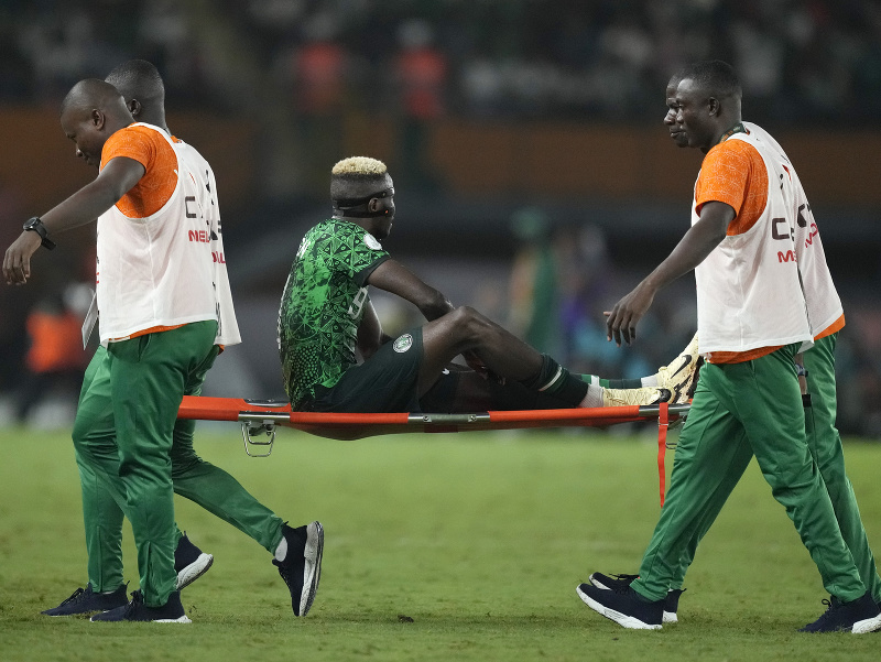 Zranený nigérijský futbalista Victor Osimhen sedí na nosidlách
