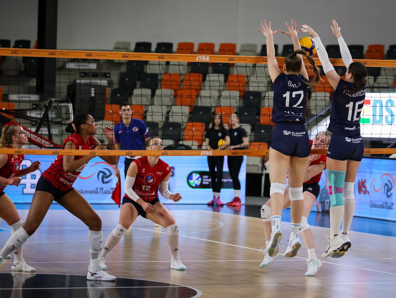 Na snímke zľava Karolína Cibulová, Lourdes Myersová, Karolína Matalíková (všetky tri Slávia EUBA), Skarleta Jančová, Ema Palkovičová (obe Slovan Bratislava)