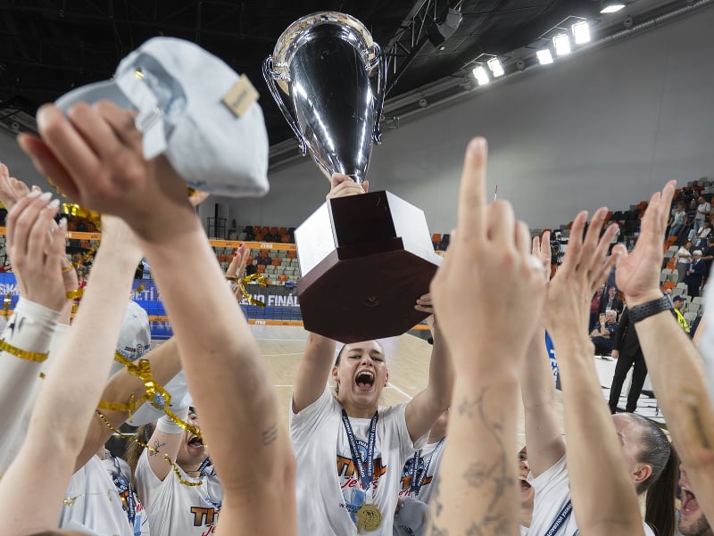 Volejbalistky VK Slovan Bratislava sa tešia zo zisku titulu