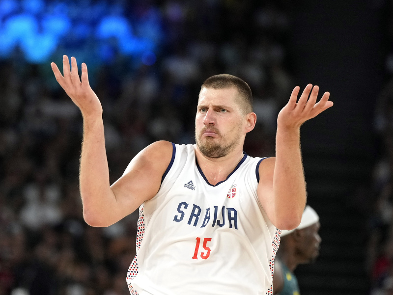 Srbský reprezentant Nikola Jokič (v bielom) počas zápasu proti Austrálii na OH v Paríži