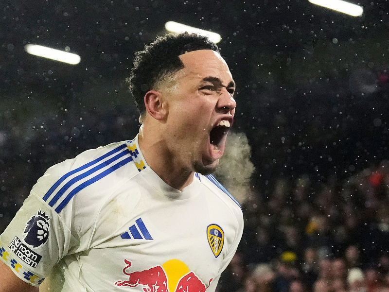 Hráč Leedsu Noah Okafor oslavuje po tom, ako strelil druhý gól 
