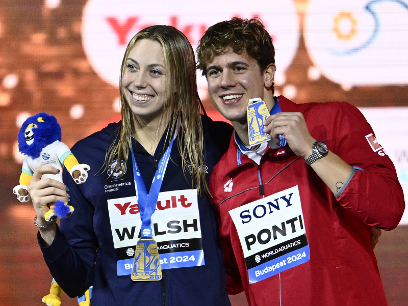 Americká plavkyňa Gretcher Walshová a švajčiarsky plavec Noe Ponti pózujú so zlatými medailami 
