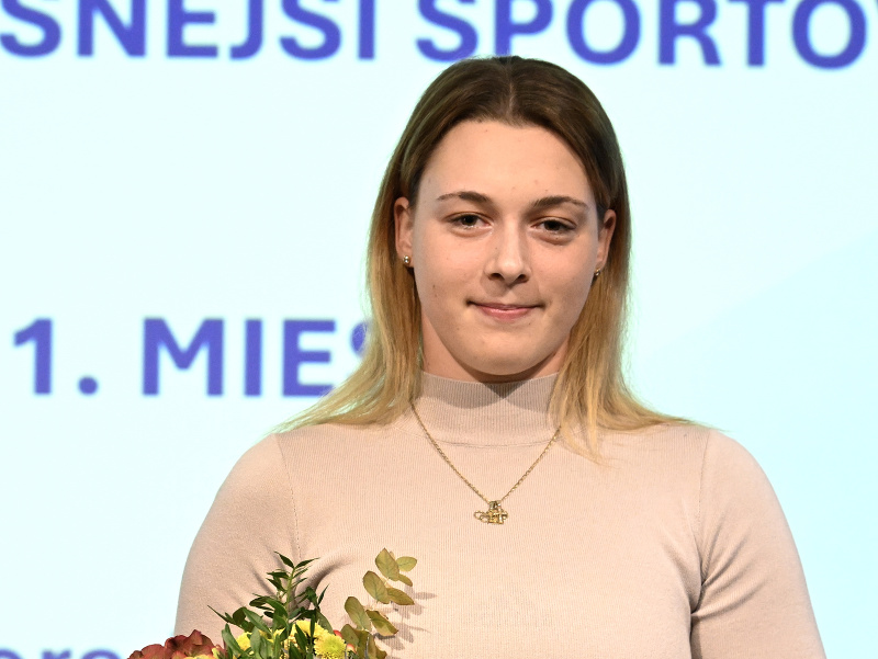 Na snímke cyklistka Nora Jenčušová získala ocenenie Univerzitný športovec roka 2024 v ankete Slovenskej asociácie univerzitného športu (SAUŠ)