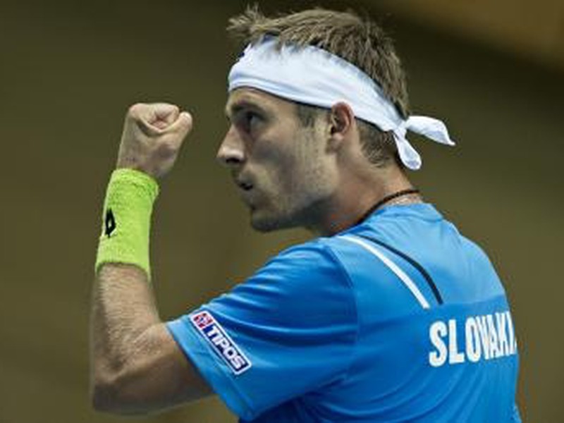 Slovenský daviscupový reprezentant Norbert Gombos v zápase proti Poliakovi Jerzymu Janowiczovi