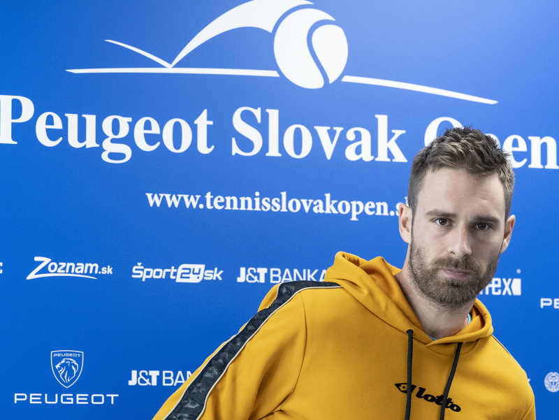 Na snímke tenista Norbert Gombos počas tlačovej konferencie Slovenského tenisového zväzu (STZ) pred turnajmi Peugeot Slovak Open a J&T Banka Slovak Open v Bratislave